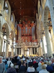 Een volle Laurenskerk in afwachting van het concert van ROK en AOK samen,.